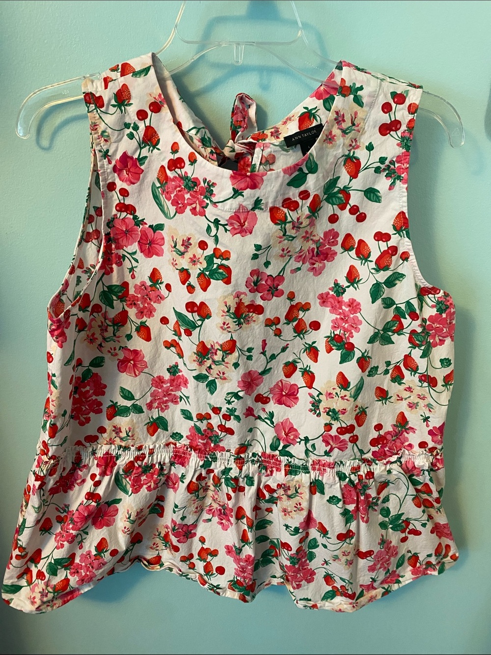 Like new! Ann Taylor White Strawberry & Pink Floral Sleeveless Top size large!